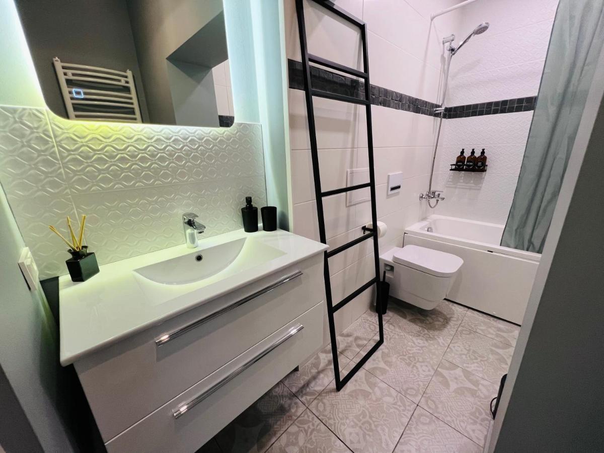 The Right Coast Apartment With Free Private Parking Riga Luaran gambar